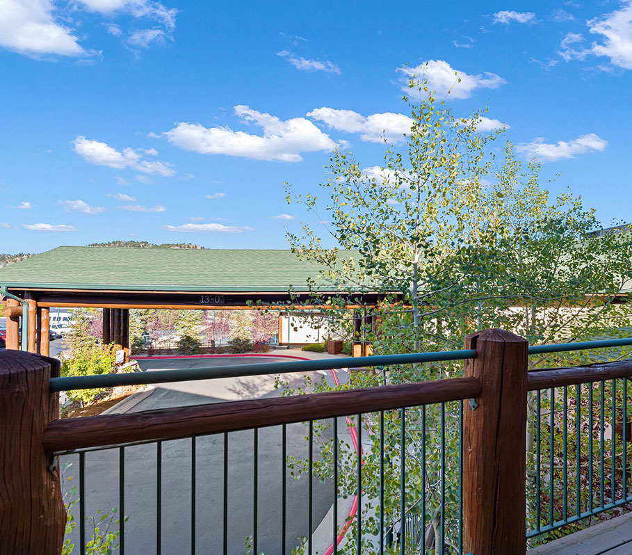 2 Queen Beds with Balcony